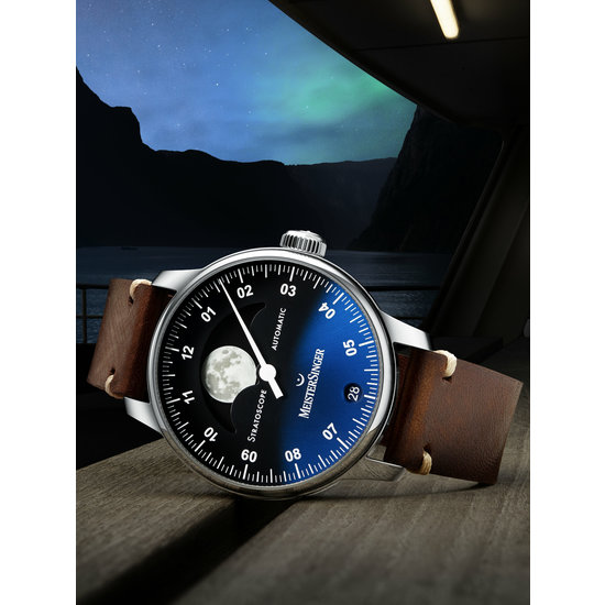 MeisterSinger MeisterSinger Stratoscope ST982, staal/leer bruin,  wijzerpl. zwart/sunburst blue,  saf. glas, grote maanfase, 43 mm, 5ATM.