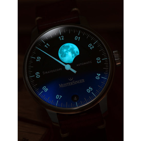 MeisterSinger MeisterSinger Stratoscope ST982, staal/leer bruin,  wijzerpl. zwart/sunburst blue,  saf. glas, grote maanfase, 43 mm, 5ATM.