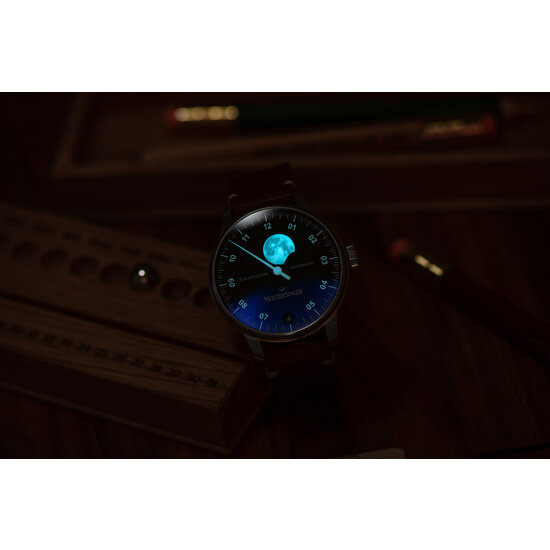 MeisterSinger MeisterSinger Stratoscope ST982, staal/leer bruin,  wijzerpl. zwart/sunburst blue,  saf. glas, grote maanfase, 43 mm, 5ATM.