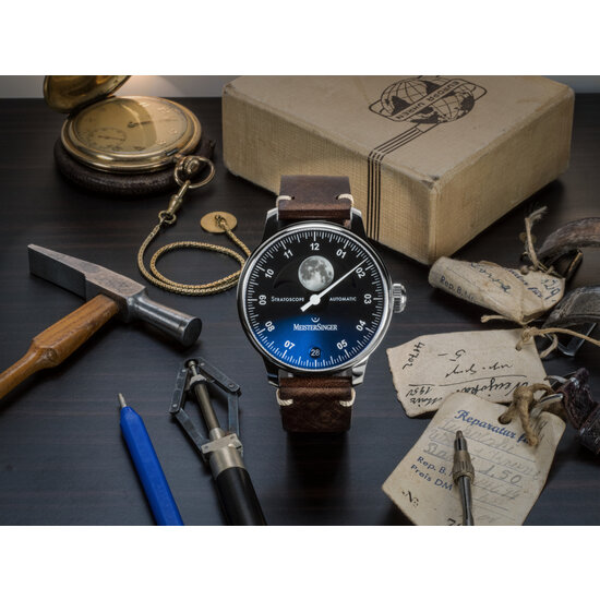 MeisterSinger MeisterSinger Stratoscope ST982, staal/leer bruin,  wijzerpl. zwart/sunburst blue,  saf. glas, grote maanfase, 43 mm, 5ATM.