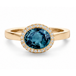 R&C Romance 18krt geelgouden ring Panama, model 4105-DI met London Blue Topaas dwars ovaal en 28x diamant
