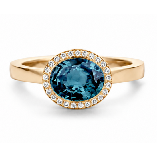 by R&C R&C Romance 18krt geelgouden ring Panama, model 4105-DI met London Blue Topaas dwars ovaal 9x7 en ca. 28x diamant tot. 0.11ct TW/SI