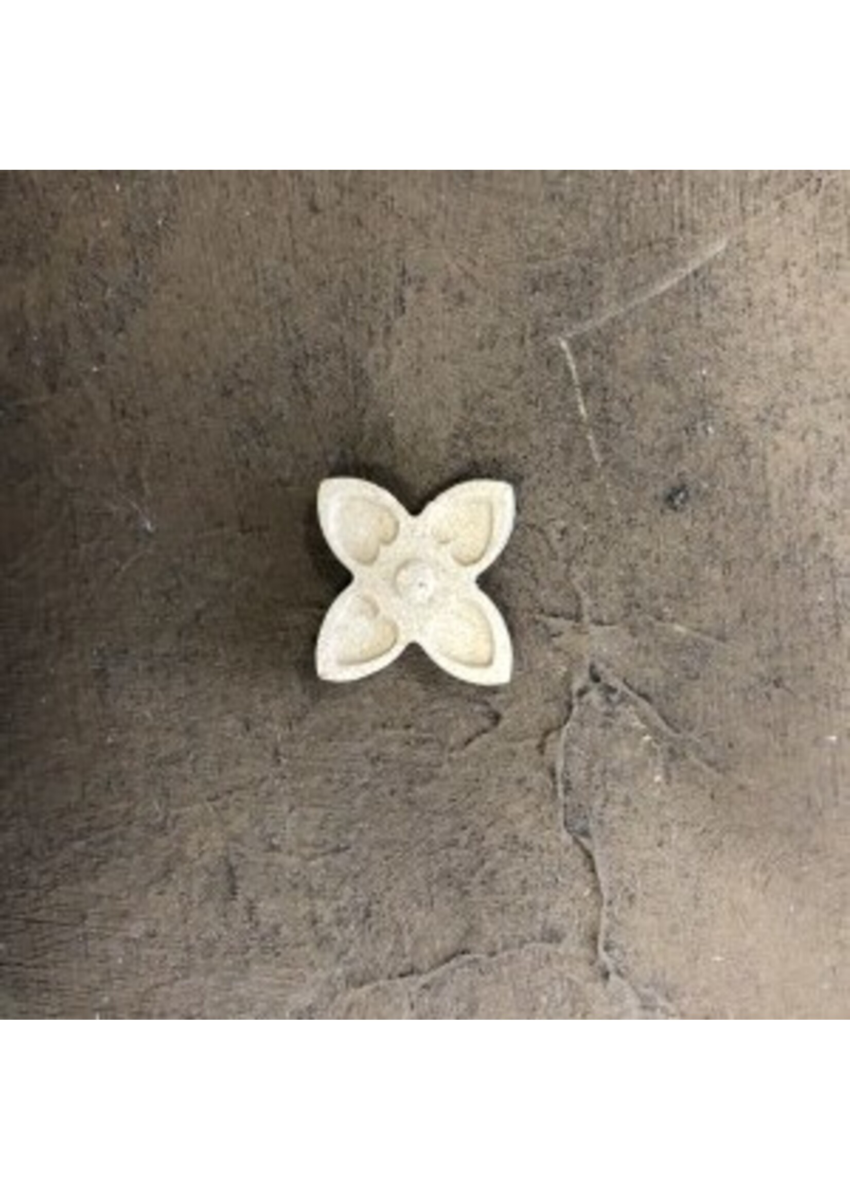 Woodubend No. 218 Four leaf button 2cm x 2cm