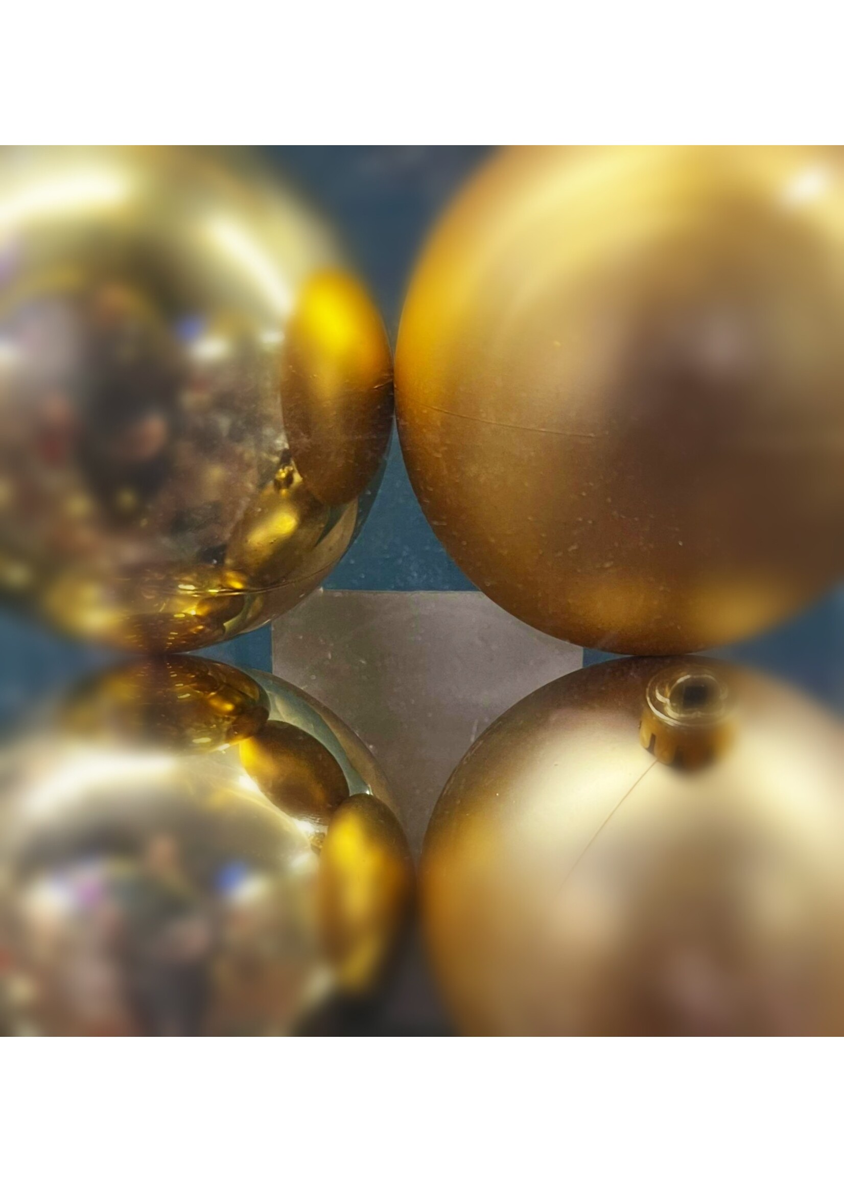 Decoris Shatterpoof Baubles pack of 4 in light gold mix of matt & shinny