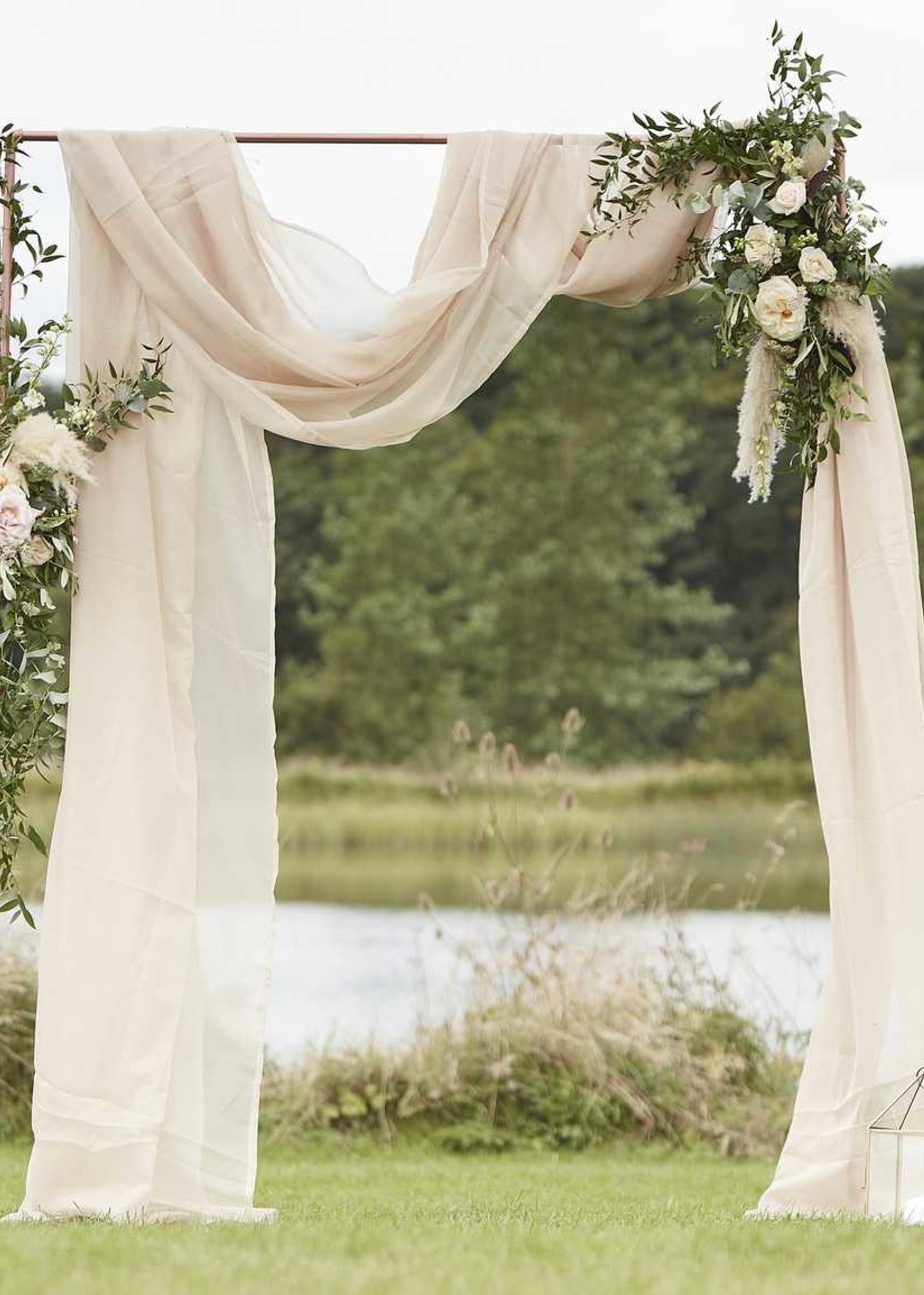 Hãy để vải phủ trang trí màn cưới màu taupe kích thước 2.5m x 6m tạo nên không gian đầy xanh mát và tươi mới cho đám cưới của bạn. Đây là sự kết hợp hoàn hảo giữa màu trắng tinh khôi, màu neutrals và họa tiết đẹp mắt, giúp tạo nên không gian đáng nhớ cho đám cưới của bạn.