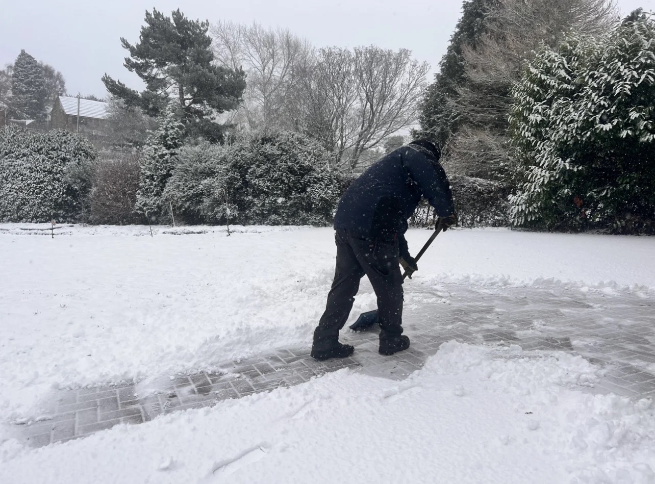 snow_shovel_clearing_winter_ice