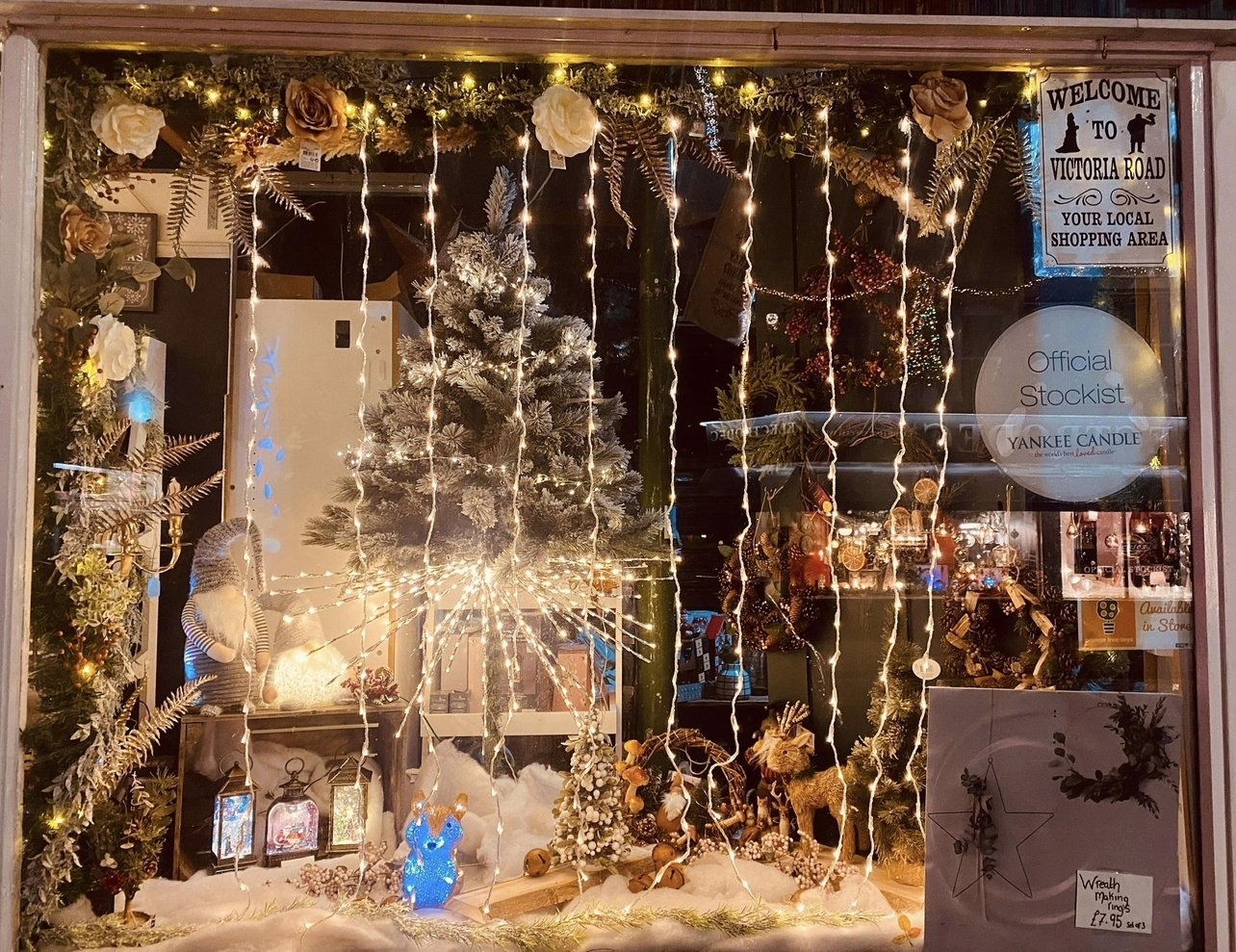 Christmas_shop_window_display_lights