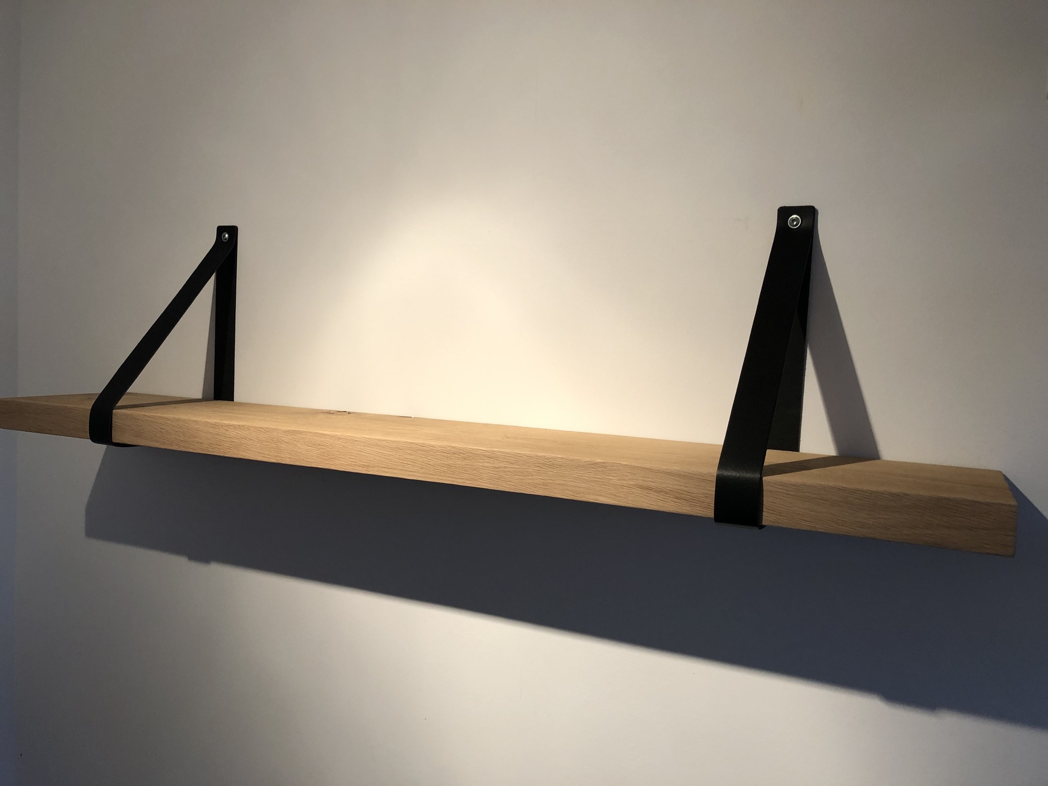 Tot NieuwZeeland strak Massief Eiken Wandplank met Zwarte Leren Plankdragers | 60-120 cm | -  Steiken meubelen