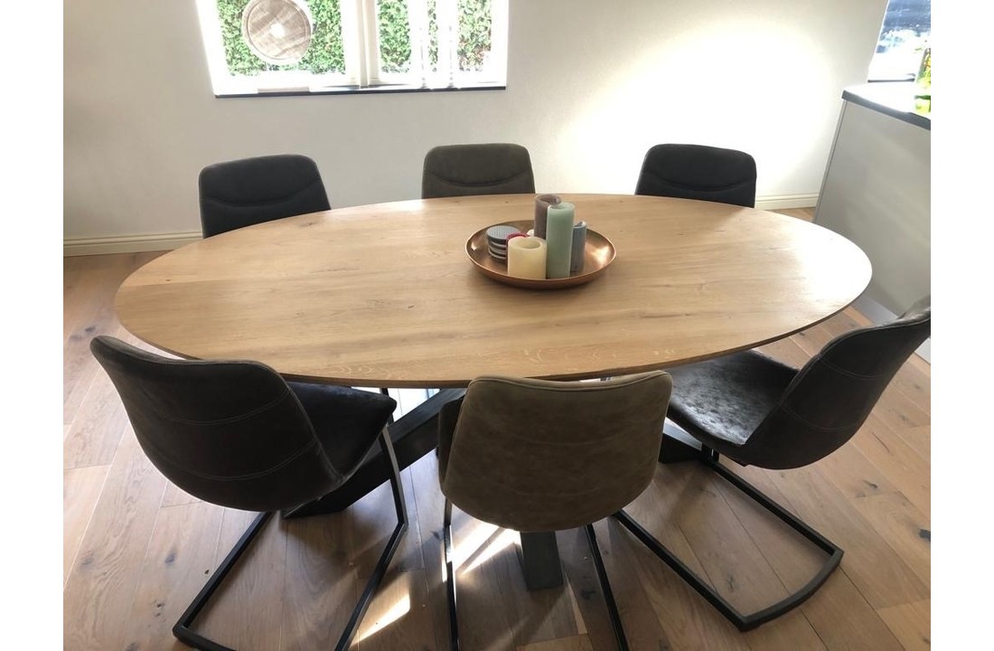 Massief eiken eettafel ovaal met zwarte stalen gedraaide X kruispoot | 8x8