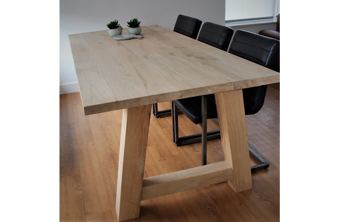 Eiken eettafel met massief eiken A poten