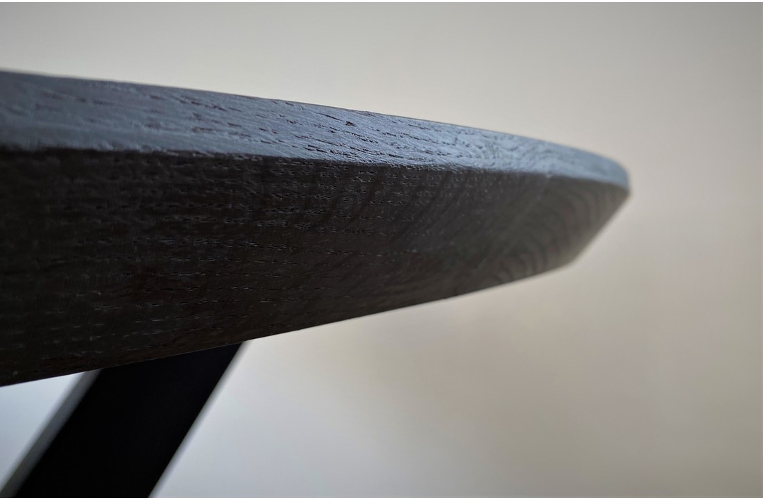 Zwarte Ronde Eiken eettafel met stalen 3D matrix kruispoot