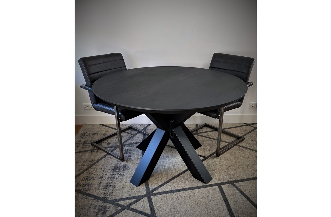 Zwarte Ronde Eiken eettafel met stalen 3D matrix kruispoot