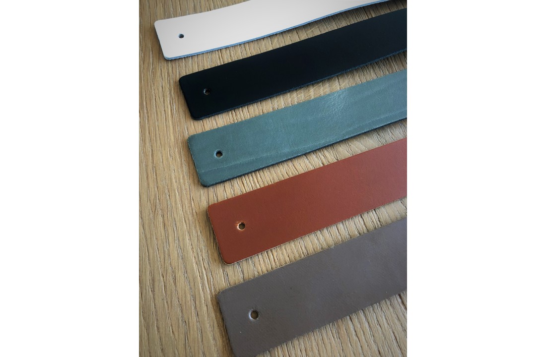 Massief Eiken Wandplank met Zwarte Leren plankdragers