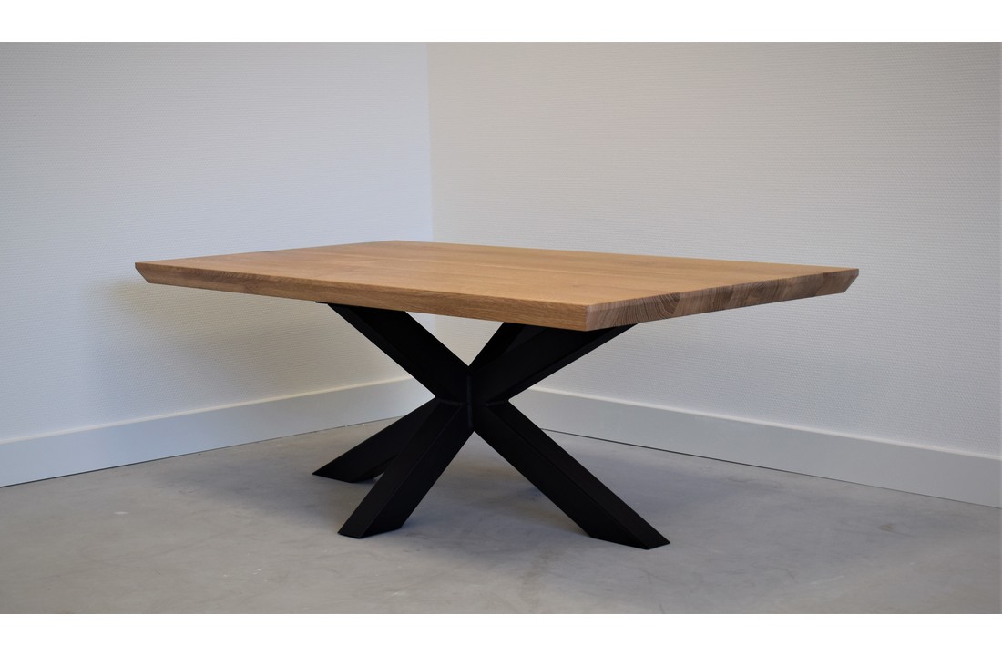 Eiken salontafel rechthoekig met zwart stalen 3D matrix kruispoot | 130x70 cm