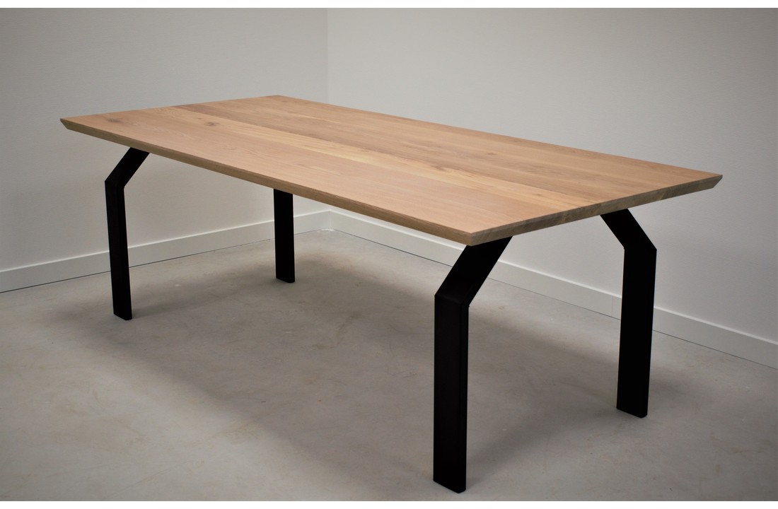 Massief eiken tafel met zwarte stalen N poten - 10x3