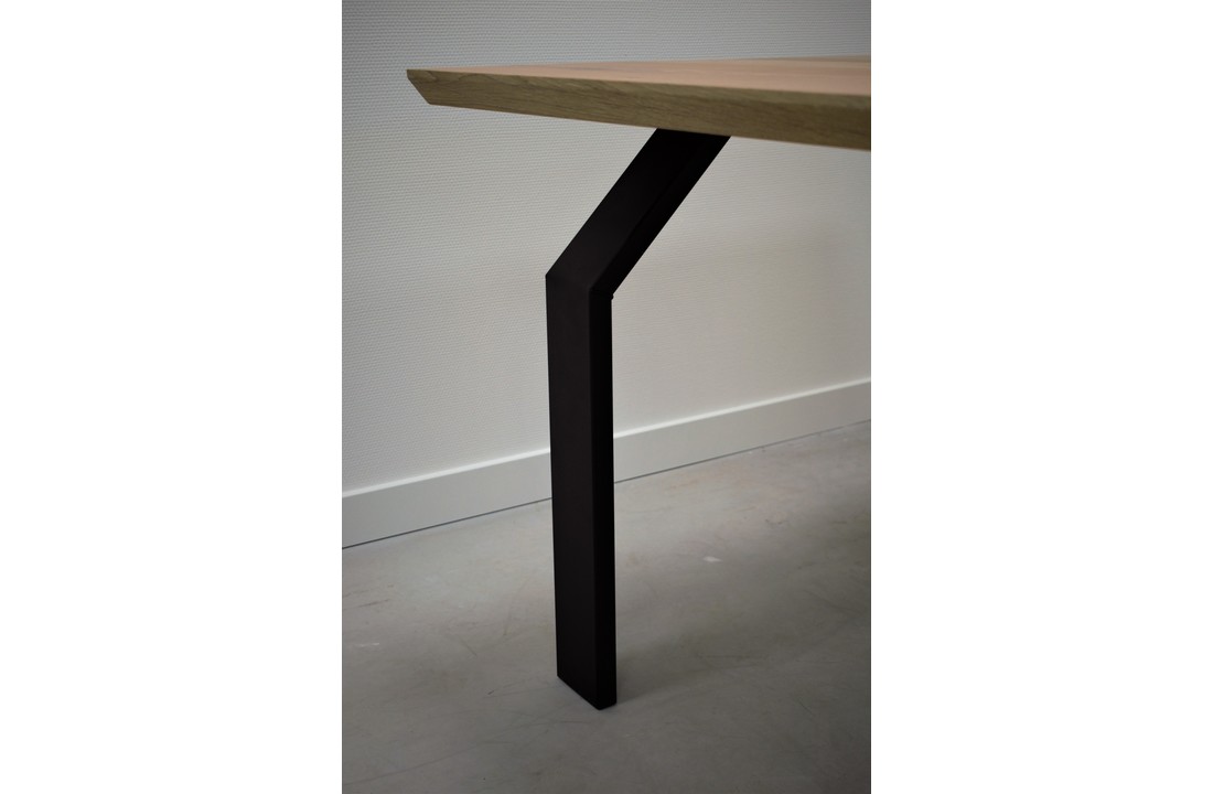 Massief eiken tafel met zwarte stalen N poten - 10x3