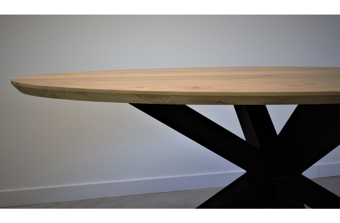 Massief eiken Salontafel ovaal Facet met zwarte stalen 3D kruispoot | 140x70 cm | 6x6