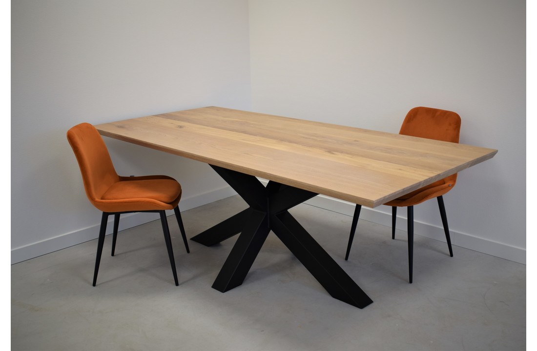 Massief eiken tafel met zwarte stalen Matrix kruispoot | 10x10