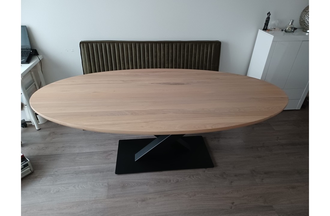 Eiken eettafel ovaal met zwarte stalen V poot | 10x10