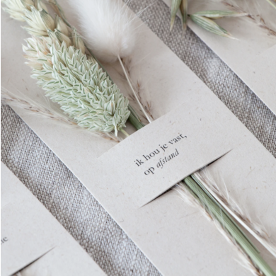 Roosmarijn Knijnenburg Hold close flower card "I'm holding you at a distance"