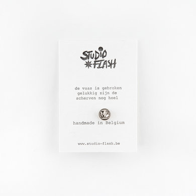Studio Flash Studio Flash pin Scherfje van geluk