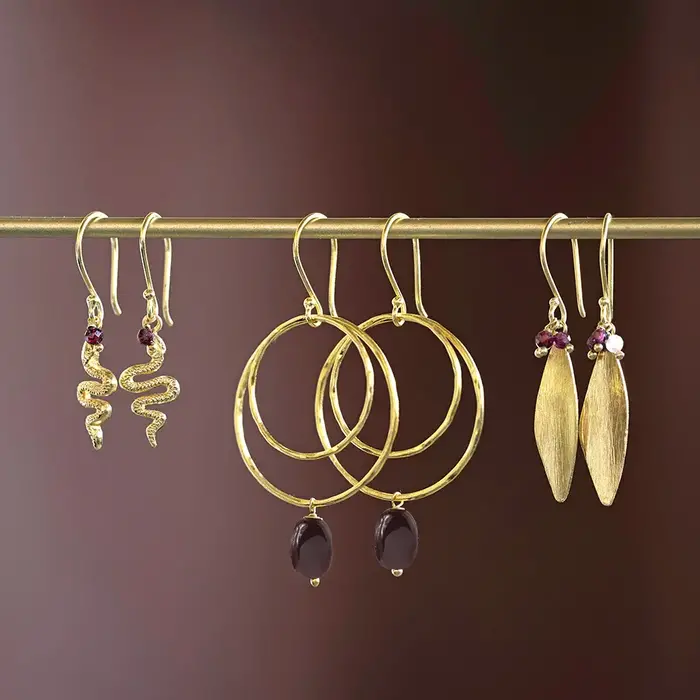 A BEAUTIFUL STORY BS LONGFUL GARNET ROSE QUARTZ EARRINGS