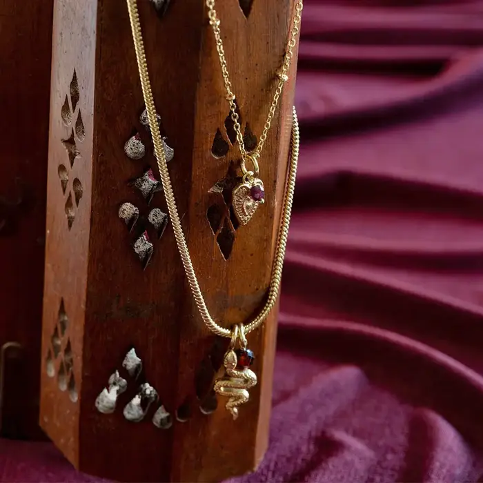 A BEAUTIFUL STORY BS CONVINCED ( hart )  GARNET NECKLACE