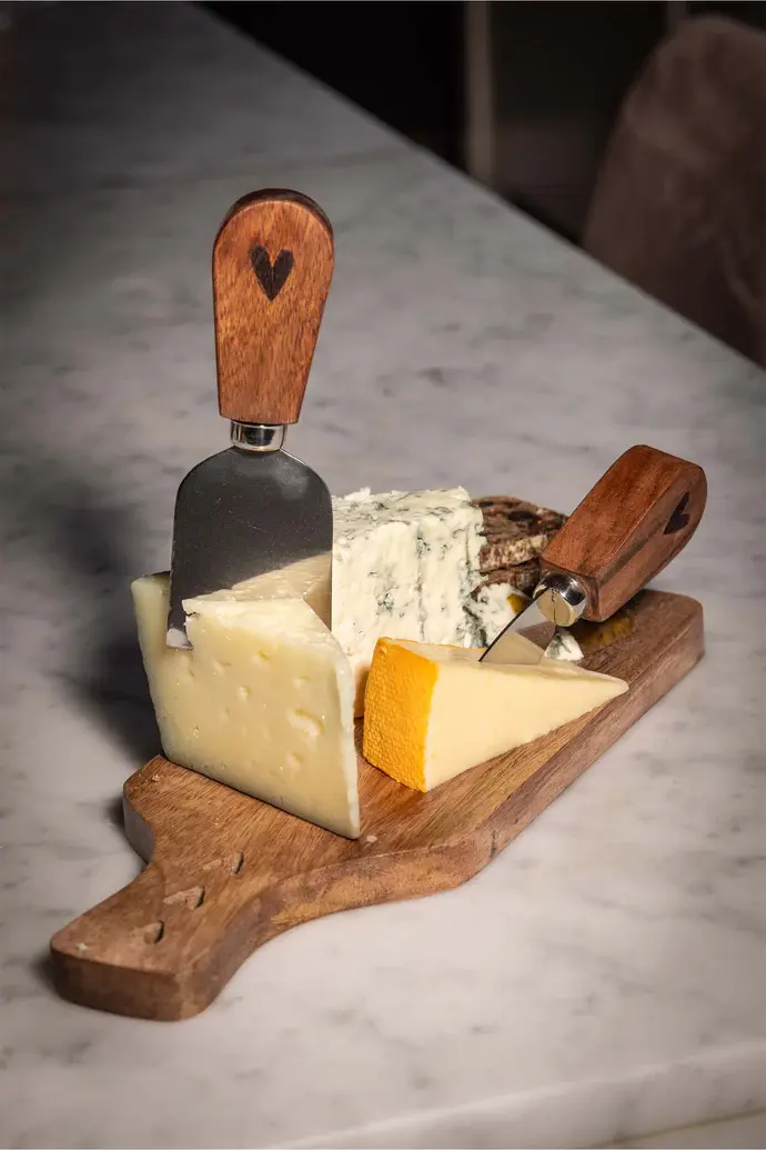 ZUSSS ZUSSS SET VAN 2 KAASMESJES IN DOOSJE GEZELLIG MET JOU WIT/GRIJSBLAUW/ROOD