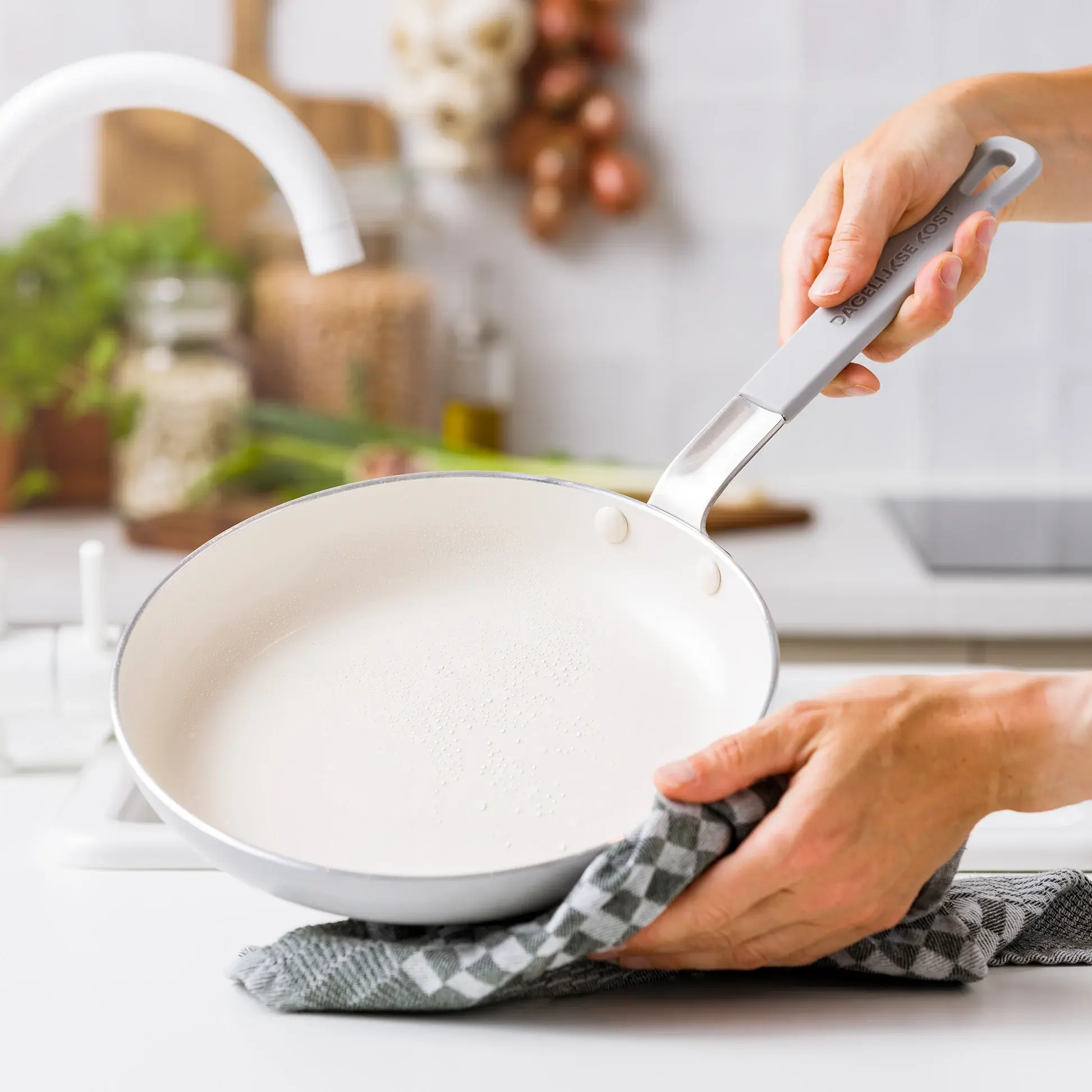 DAGELIJKSE KOST DAGELIJKSE KOST PROLINE KOEKENPAN 24CM