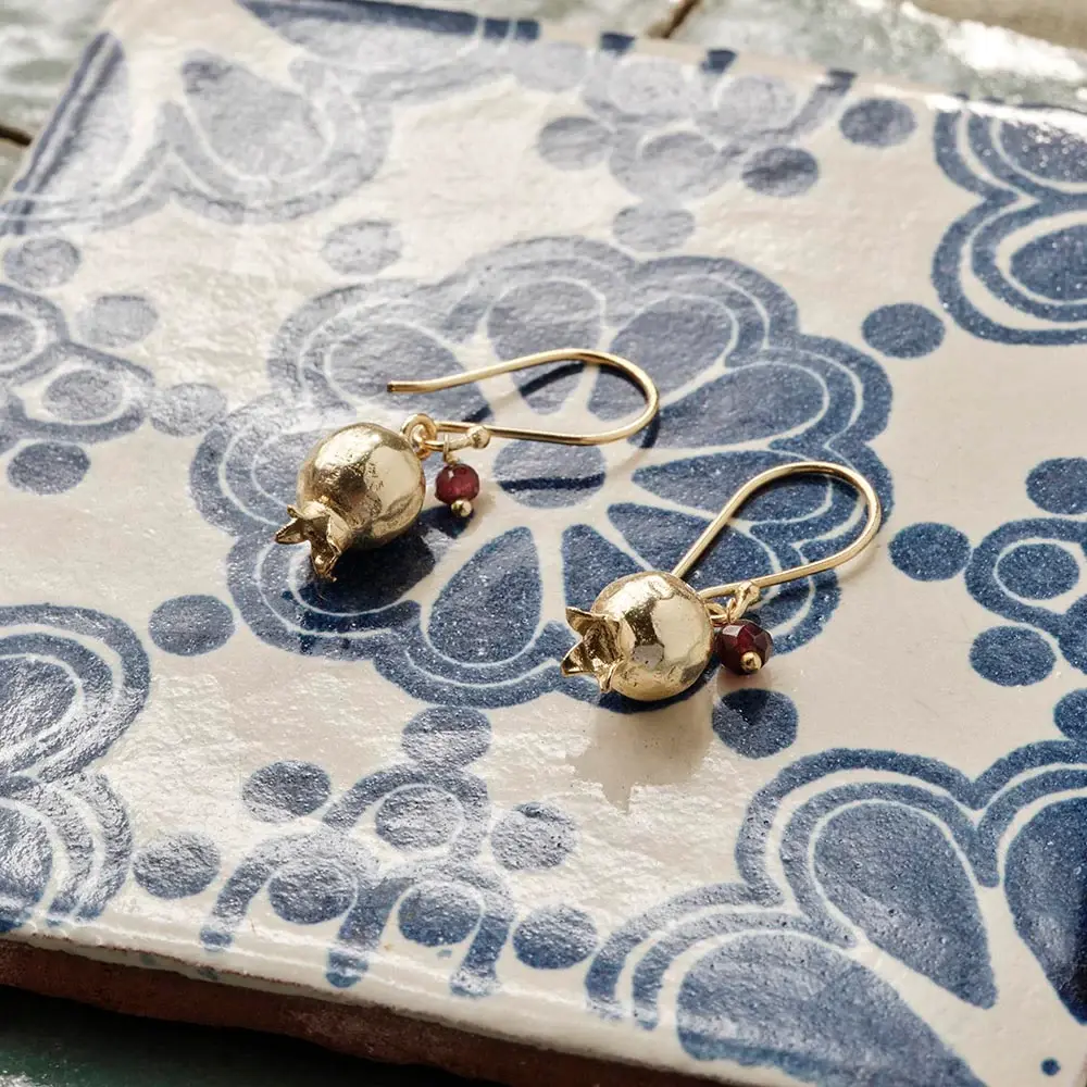 A BEAUTIFUL STORY BS HUSH GARNET EARRINGS