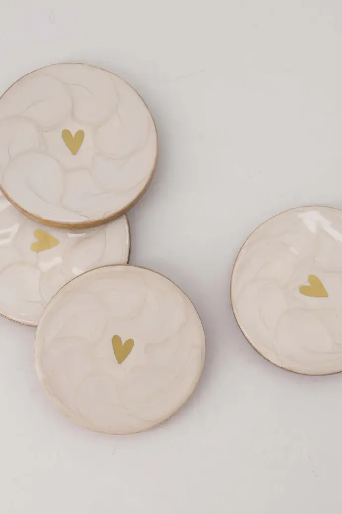 ZUSSS ZUSSS SET VAN 4 ONDERZETTERS PARELMOER HARTJE WIT / GOUD