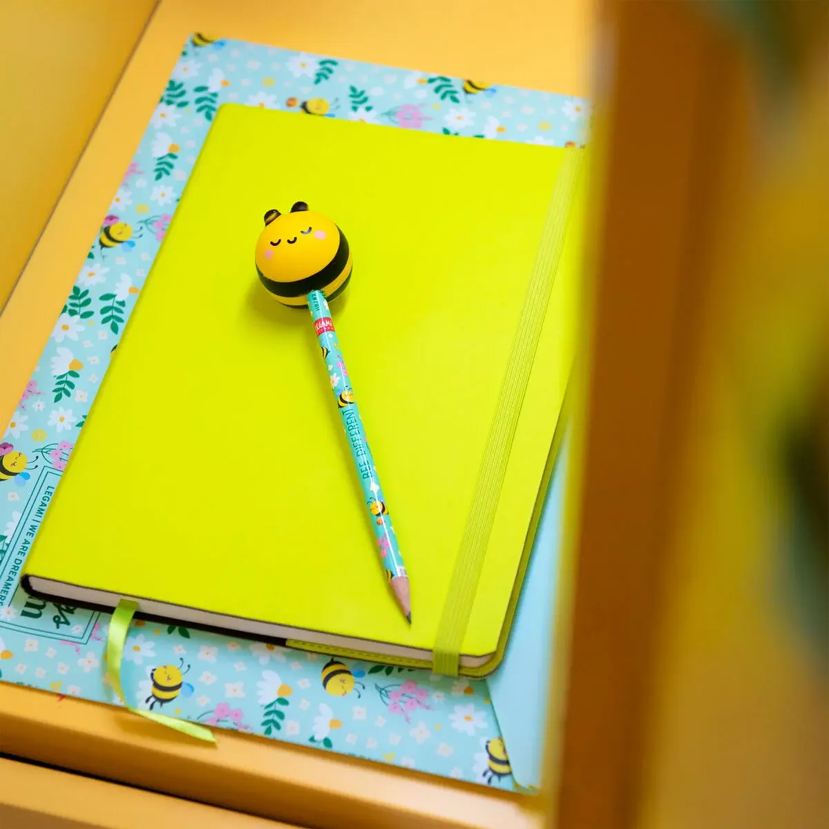 LEGAMI LEGAMI SQUEEZIES PENCIL WITH SQUISHY BEE