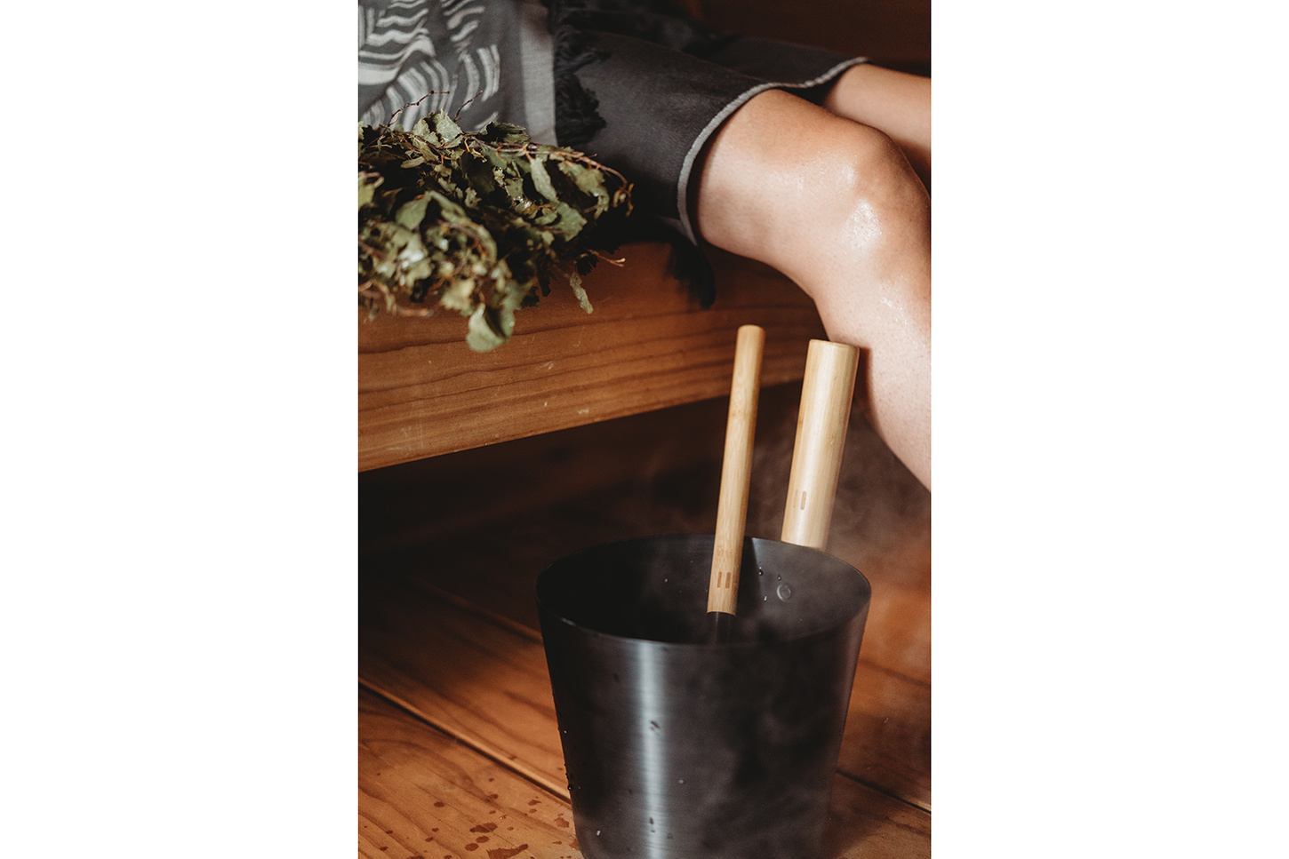 Cadeau set  Sauna emmer zwart bamboe thermometer