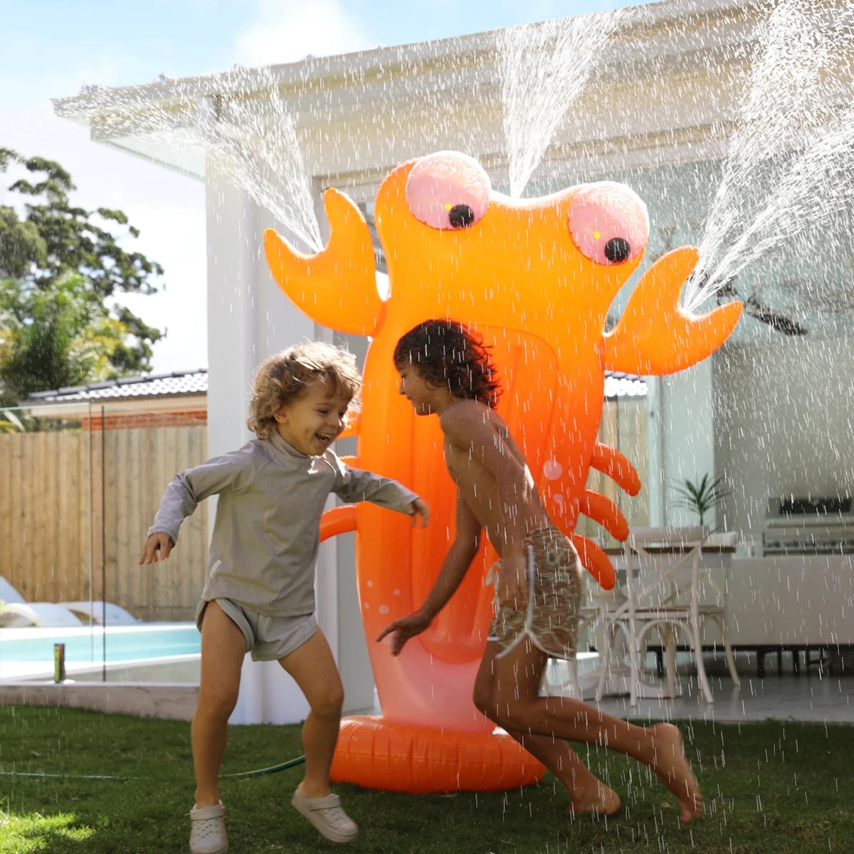 Sunnylife Opblaasbare reuze sproeier Sonny de Neon Oranje