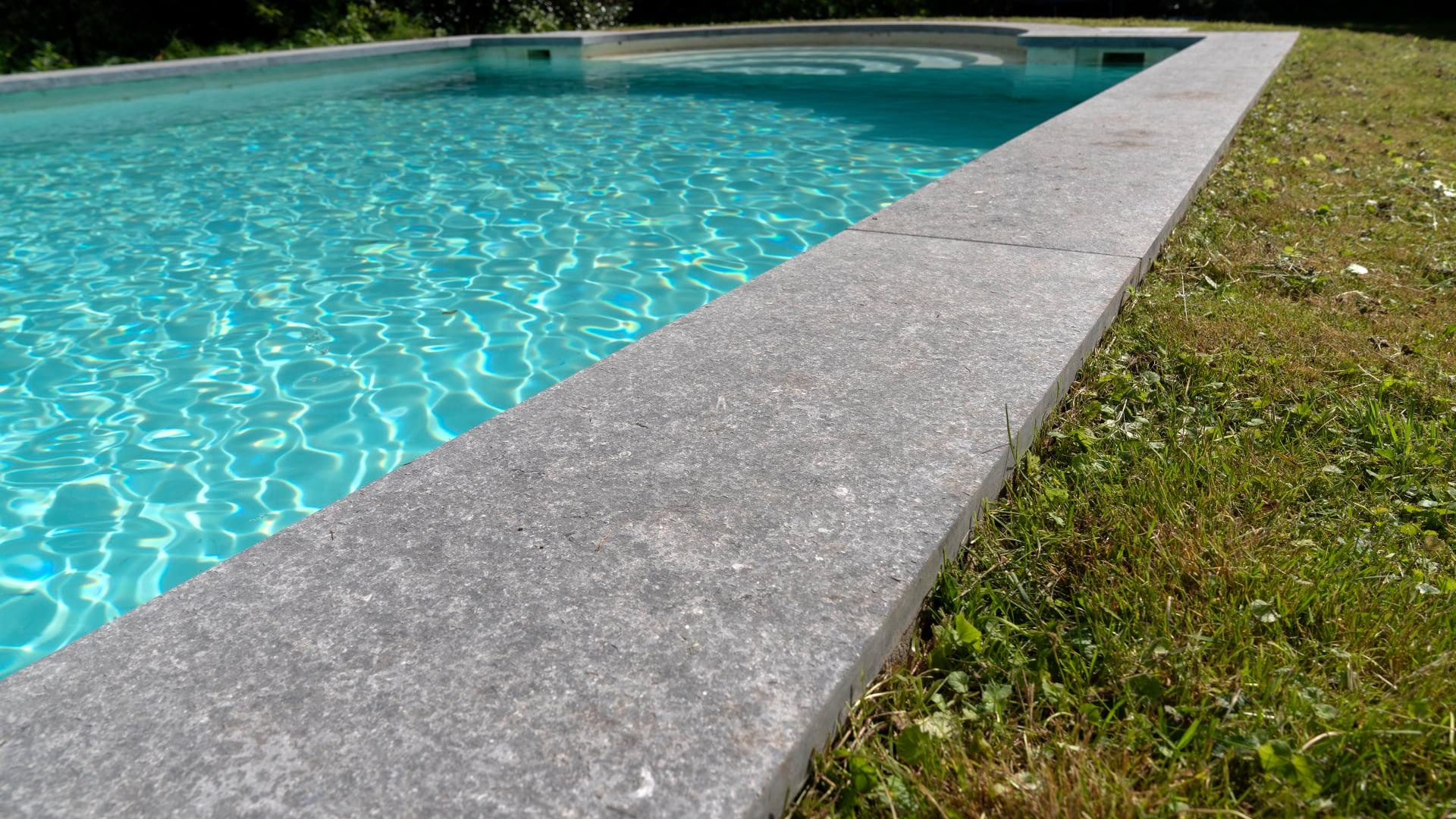 Binnenhoek Belgische blauwe hardsteen gebrand rechte neus