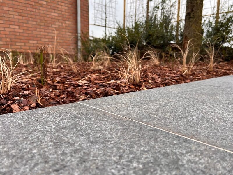 Randsteen afgeronde neus - Basalt Gevlamd