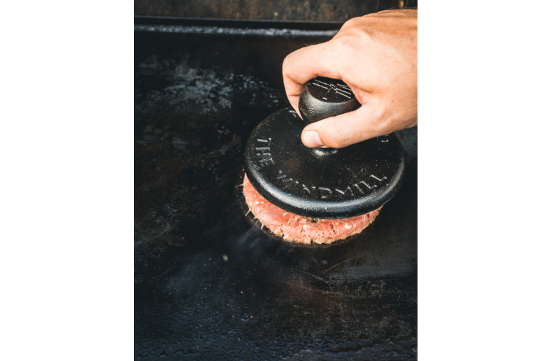 The Windmill gietijzeren smash burger tool