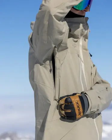 The Mountain Studio Z-2 EPE Gore-Tex Epe 3L Shell Jacket The Mountain Studio Z-2 EPE Gore-Tex Epe 3L Shell Jacket