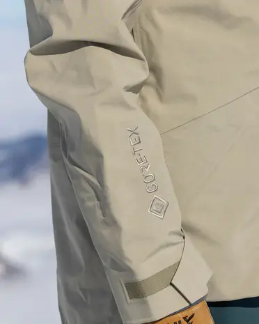 The Mountain Studio Z-2 EPE Gore-Tex Epe 3L Shell Jacket The Mountain Studio Z-2 EPE Gore-Tex Epe 3L Shell Jacket