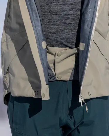 The Mountain Studio Z-2 EPE Gore-Tex Epe 3L Shell Jacket The Mountain Studio Z-2 EPE Gore-Tex Epe 3L Shell Jacket