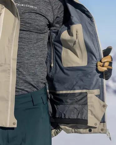 The Mountain Studio Z-2 EPE Gore-Tex Epe 3L Shell Jacket The Mountain Studio Z-2 EPE Gore-Tex Epe 3L Shell Jacket