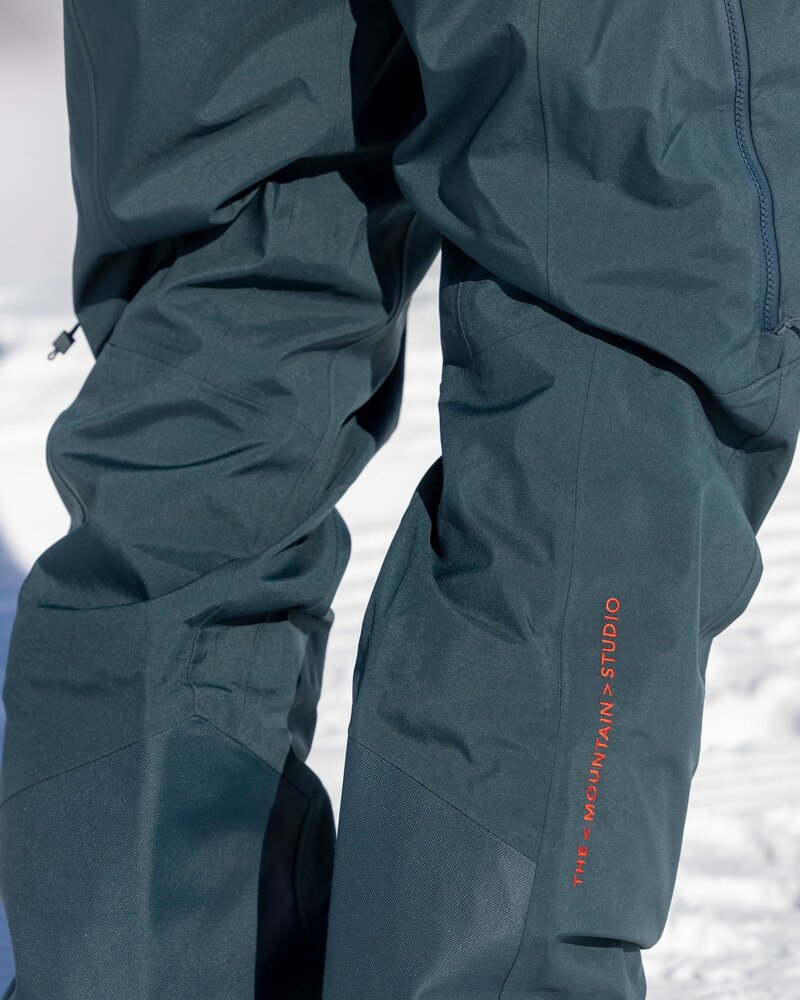 The Mountain Studio Y-1 Epe Gore-Tex Epe 3L Shell Pants - Ombre Blue The Mountain Studio Y-1 Epe Gore-Tex Epe 3L Shell Pants - Ombre Blue