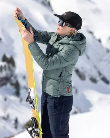 The Mountain Studio D-9 W Ul Ultralight Down Hood Jacket - Balsam Green The Mountain Studio D-9 W Ul Ultralight Down Hood Jacket - Balsam Green