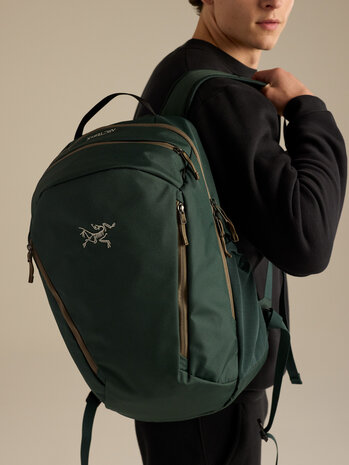 Arc'Teryx Mantis 16 Backpack - Dark Jade Arc'Teryx Mantis 16 Backpack - Dark Jade