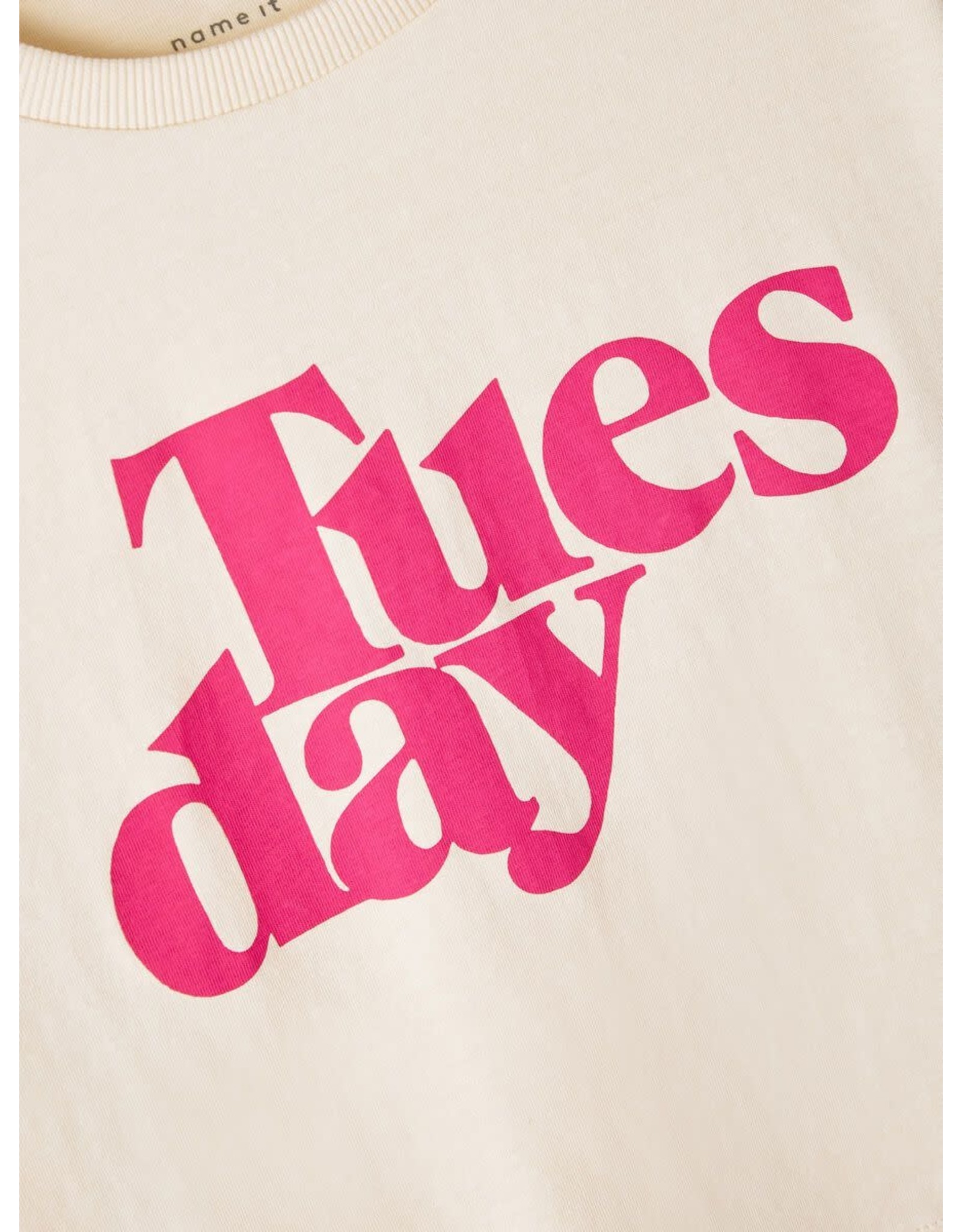 Name It Witte t-shirt kort model met opschrift "Tuesday"