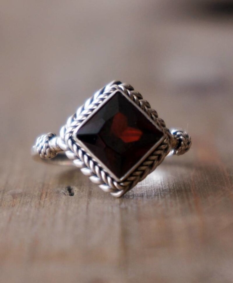 Ring Ewa with Synthetic Garnet - Agape Collection