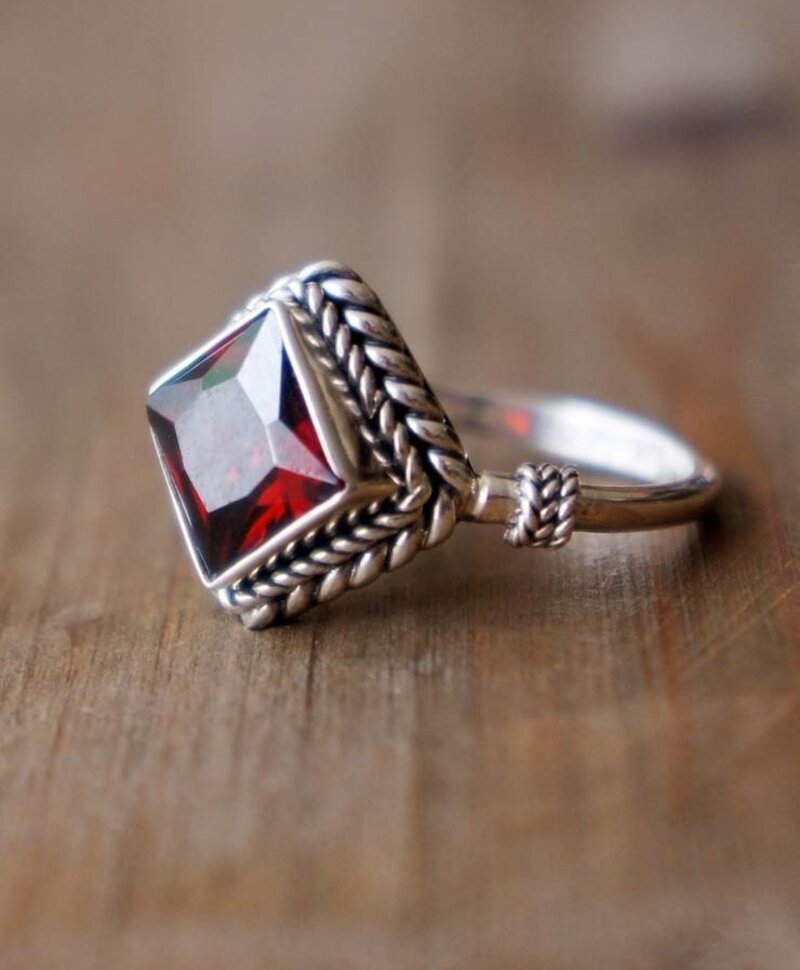 Ring Ewa met Rode Granaat - Agape Collection