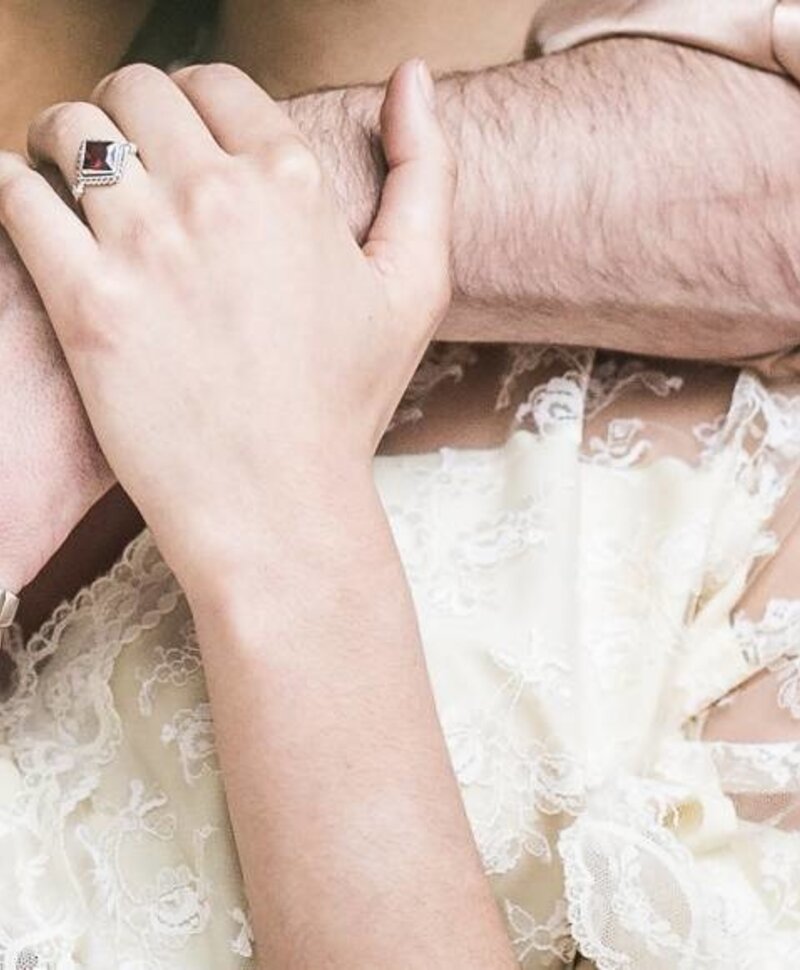 Ring Ewa met Rode Granaat - Agape Collection