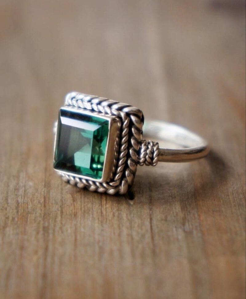 Ring Eartha with Synthetic Emerald
