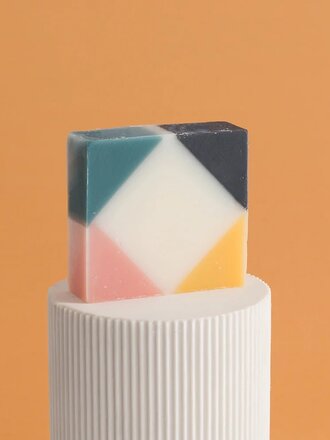 Savonnerie Ciment France SAVON ARLEQUIN 1 | ROSE | LA COMÉDIE FRANÇAISE X CEMENT